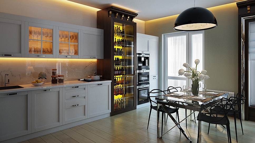 Большое светлое пространство объединяет кухню с гостиной. Главный акцент — винный шкаф-бар с ярко-желтой подсветкой, он является цветовой доминантой интерьера