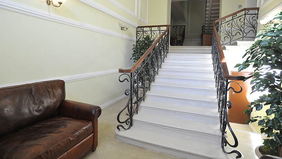 Планировка парадных лестниц традиционна для петербургских домов в стиле модерн