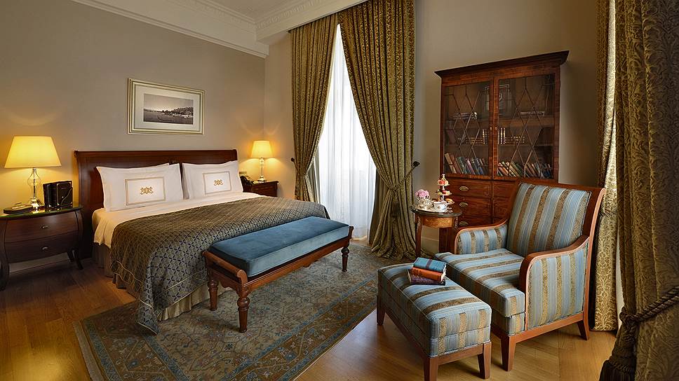 Этот номер называется комнатой Эрнеста Хемингуэя — о том, что писатель останавливался в отеле, написано в одном из его произведений