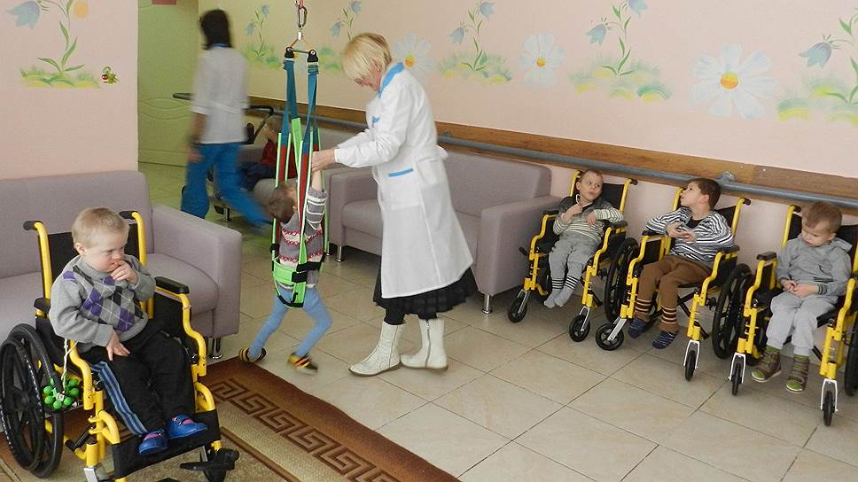 В России рождение ребенка с ограниченными возможностями часто становится причиной того, что мать от него отказывается