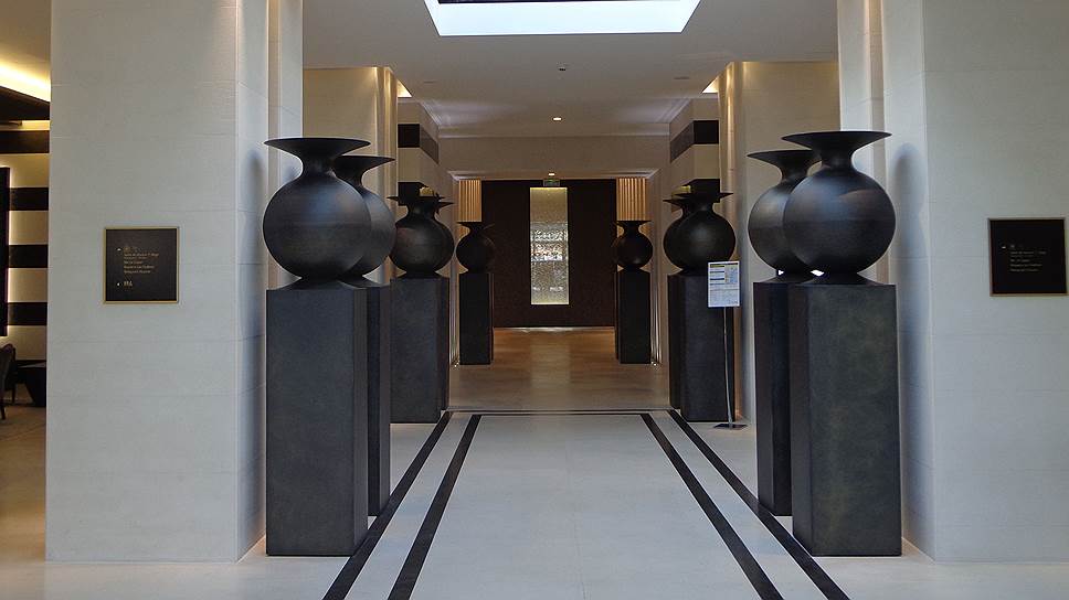 Часть входного пространства отеля — коридор с вазами ведет к лифтам