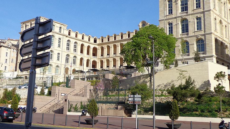Историческое здание Hotel-Dieu как будто предназначено для гостиницы и не вызывает ассоциаций с больницей