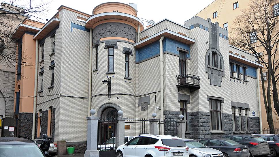 Сходство особняка Чаева с особняком Кшесинской отмечают некоторые историки архитектуры. В отделке «башни» — фризы с античными мотивами