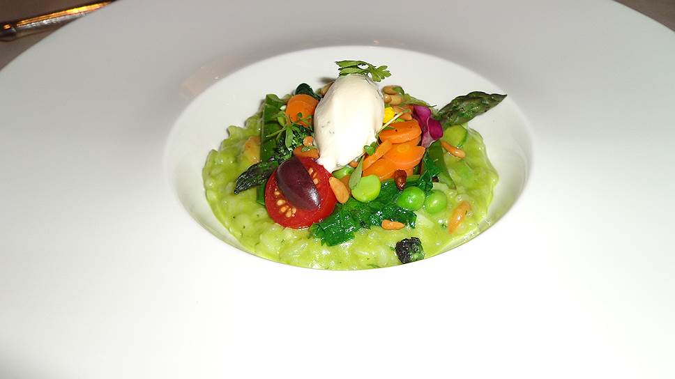 Ризотто с весенними овощами, томатом и кервелем — блюдо одного из пяти курсов ужина в мишленовском ресторане отеля
