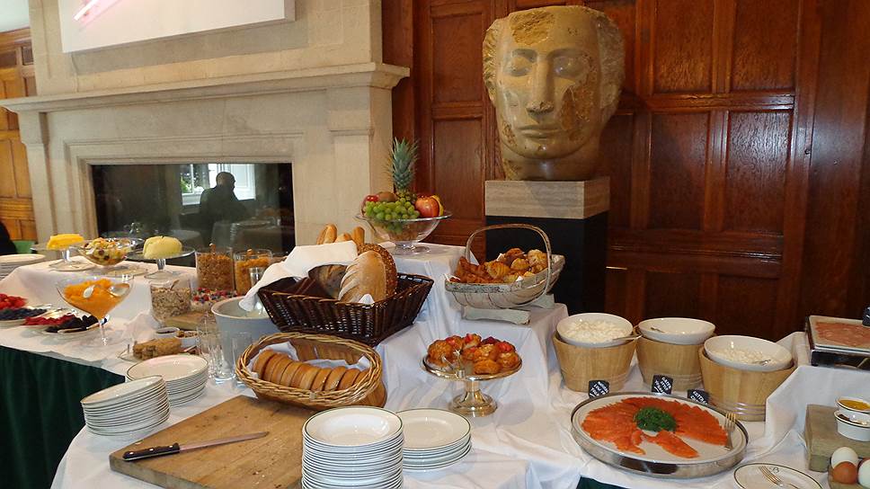 Завтрак сервируется в ресторане HIX Mayfair, который считается одним из лучших в Лондоне. Марк Хикс, директор по продовольствию ресторана, тщательно отбирает местные продукты. Интерьер украшают произведения современного искусства