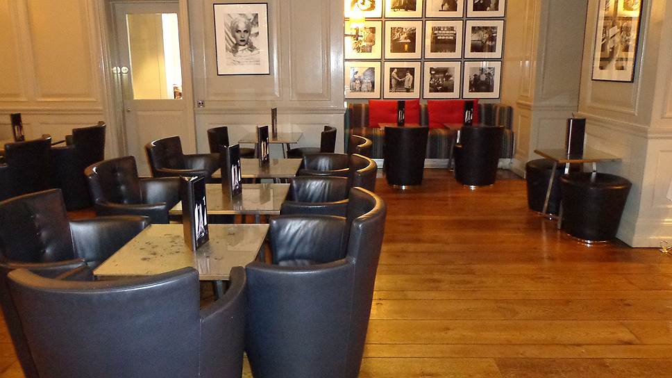 Фрагмент интерьера с кожаными синими креслами в Donovan Bar