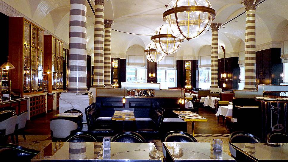 Полосатые мраморные колонны в ресторане итальянской кухни Massimo Restaurant &amp; Oyster отдаленно напоминают о Сиенском соборе
