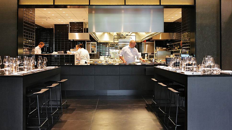 На открытой кухне ресторана работает команда поваров, возглавляемая известным бельгийским шефом Пьером Бальтазаром