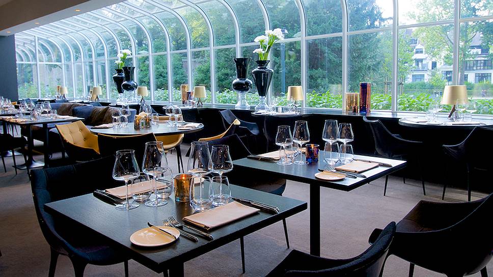 Из ресторанного окна, похожего на оранжерейное, открывается вид на брюссельский парк Parc d’Egmond