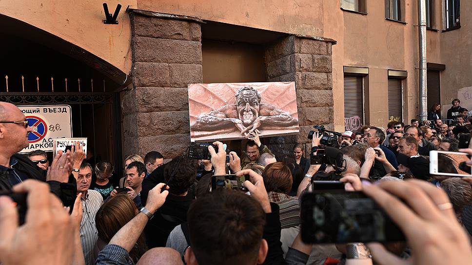 Фотографии плаката с изображением разрушенного горельефа после народного схода разлетелись по российским и зарубежным СМИ