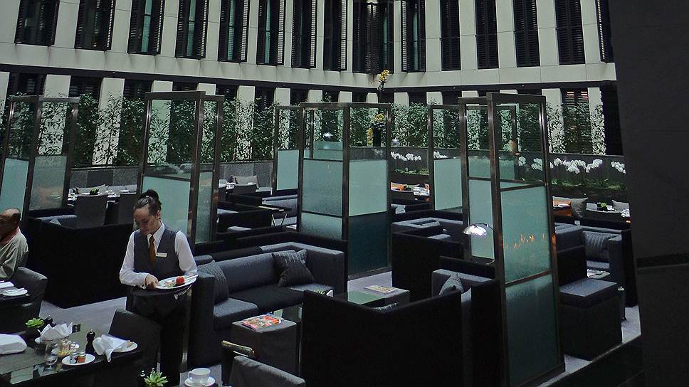 В атриуме высотой в семь этажей находится ресторан отеля. Ставни на окнах, выходящих в это пространство, напоминают о колониальном стиле