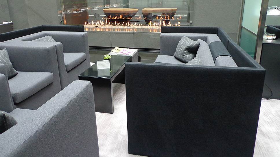 Оригинальный камин объединяет пространства ресторана и холла, скамьи из оникса созданы британским дизайнером Марком Хамфри