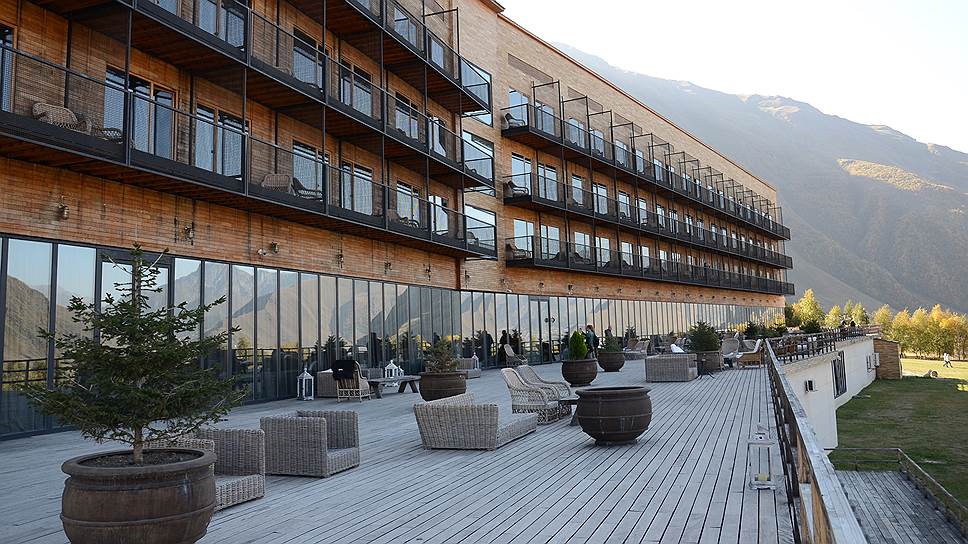 Главная особенность отеля — громадная терраса, откуда открывается вид на горы