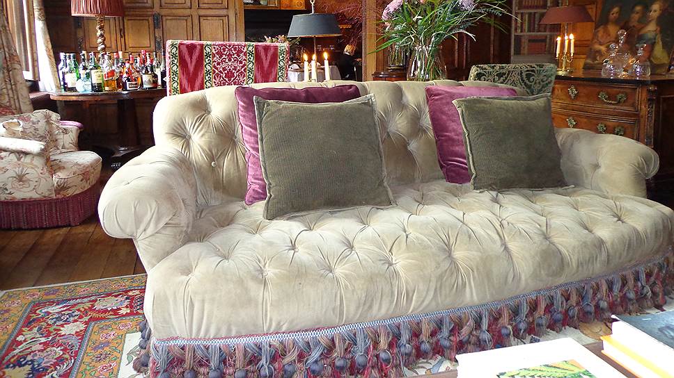 Такой диван — вечный символ уюта. Бар — за диваном, это просто столик со множеством напитков