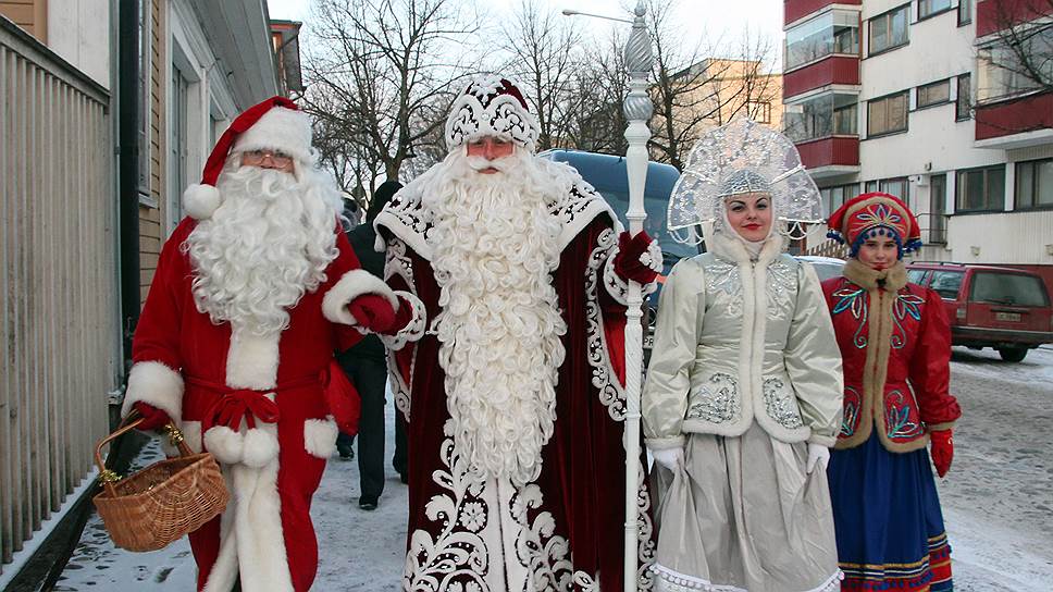 Деды из разных стран прекрасно уживаются: Йоулупукки (финский Санта-Клаус, слева) и российский Дед Мороз из Великого Устюга (в центре) во время встречи на Главной рождественской улице Олекси в Лаппенранте
