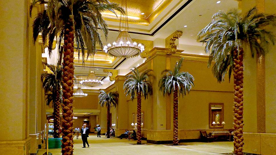 Роскошь золотых интерьеров с настоящими пальмами в одном из самых богатых отелей мира Emirates Palace призвана вызывать ассоциации со сказками «Тысячи и одной ночи»