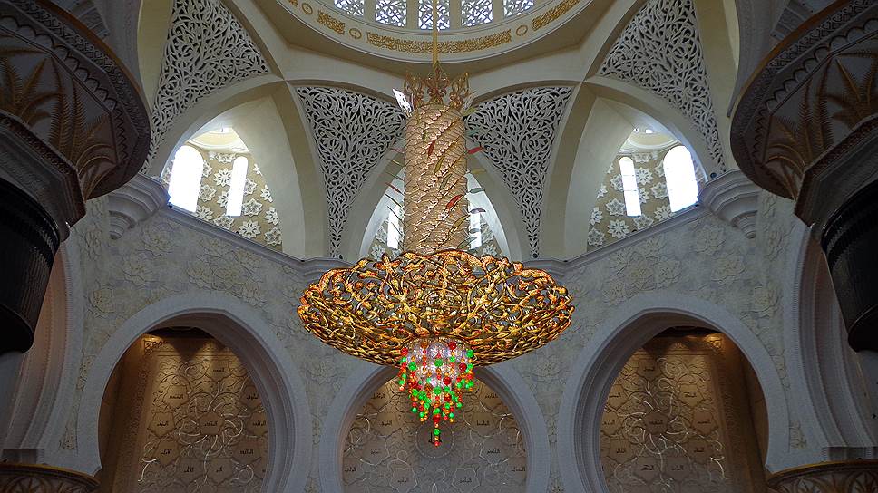 Пятнадцатиметровая главная люстра мечети шейха Зайда — вторая по величине в мире и самая большая из тех, что установлены в мечетях, она украшена сусальным золотом и кристаллами Сваровски. Сделана в Германии по дизайну, созданному в ОАЭ