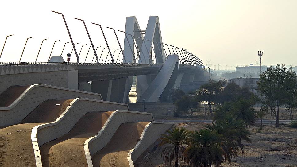 Мост шейха Зайда, построенный по проекту архитектурной студии Захи Хадид, — один из четырех мостов, соединяющих остров, на котором расположен Абу-Даби, с материком. Длина моста — 842 метра. В его создание вложено около $300 млн