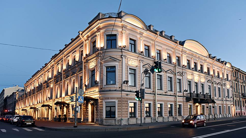 Дом на углу набережной Кутузова и Гагаринской улицы всегда принадлежал известным в России фамилиям