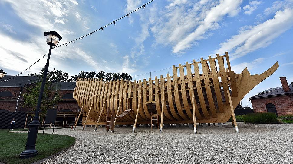 Детская площадка создана по образу исторического фрегата «Петр и Павел» — внутри можно полазать по деревянной конструкции
