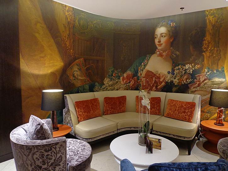 Реплика портрета маркизы де Помпадур кисти Буше стала декоративным элементом в одной из гостиной