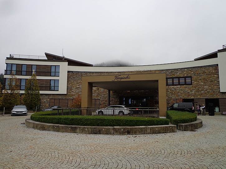 За фасадом Kempinski Hotel Berchtesgaden — Альпы в тумане