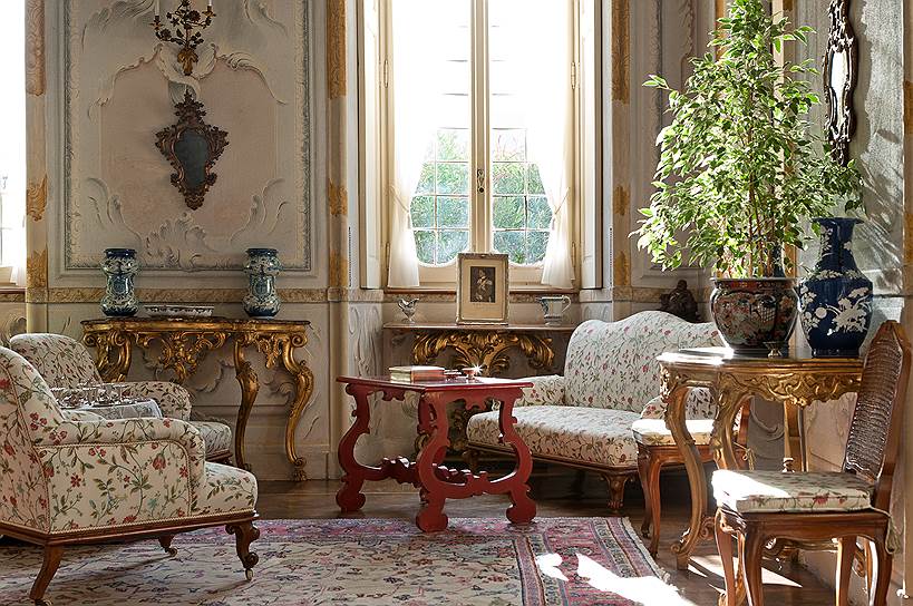Интерьер одной из комнат виллы в стиле барокко