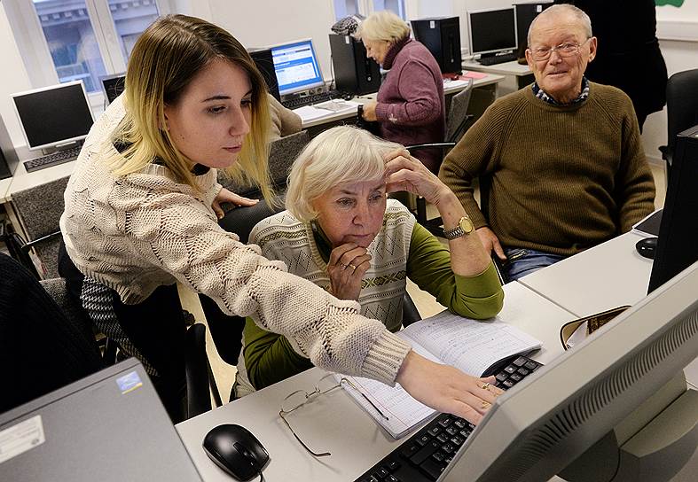 Программы обучения компьютерной грамотности людей пенсионного возраста могут рассматриваться в сфере КСО как развитие местного сообщества
