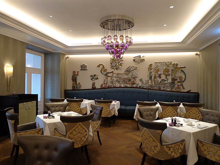Этот зал ресторана с барельефом на античные темы отведен для завтраков гостей отеля