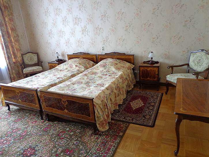В спальне Брежнева, как и во всем люксе,— дорогая по тем временам мебель из полированного дерева с инкрустацией