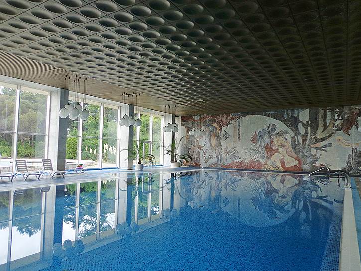 Декоративное панно на стене бассейна сделано из всех видов мрамора, добываемого на территории Советского Союза