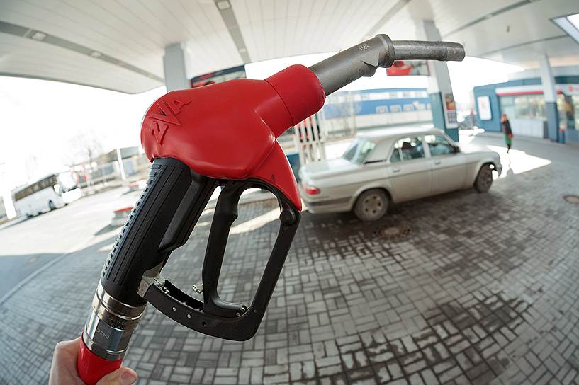 Цена бензина при сохранении ценовой стабильности в стране и отсутствии шоков на нефтяном рынке может подрасти до 41–45 рублей за литр. В некоторых регионах она дойдет и до 47–50 рублей