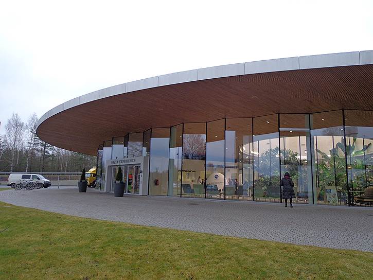 Здание Центра посетителей, построенное по проекту финских архитекторов, из финского камня и древесины, подтверждает аутентичность продукции под брендом Fazer