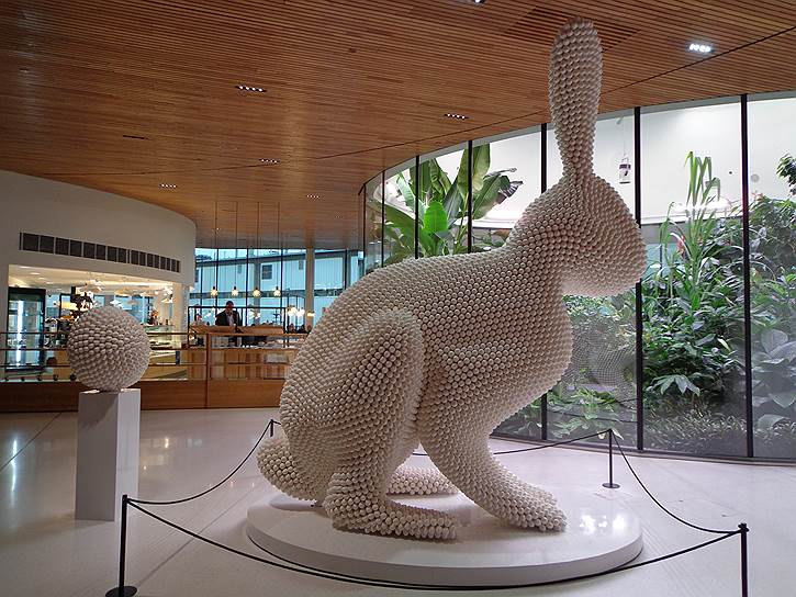 Гигантский заяц выполнен из нескольких тысяч яичных скорлупок. Он связан с пасхальными символами