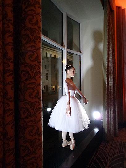 Юные балерины выступили на открытии отеля, напомнив о его соседстве с театральным миром