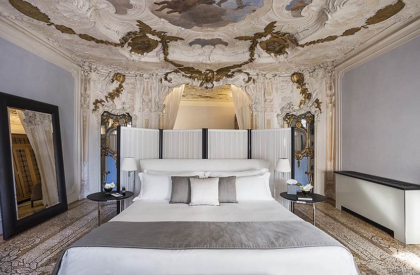 Alcova Tiepolo Suite с фресками Тьеполо и мозаичным полом, который скрыт огромной кроватью