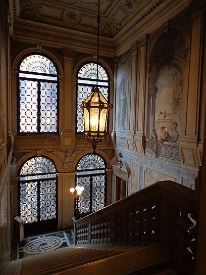 Лестница с фресками Чезаре Ротта