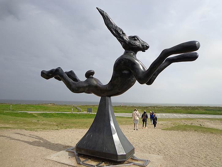 «Гостеприимство» британского скульптора Барри Флэнагана (Barry Flanagan), 1990 год. Один из знаменитых бронзовых кроликов скульптора «бежит» в дюнах Кнокке-Хейста, города на побережье Северного моря, и символизирует открытость и радушие курорта