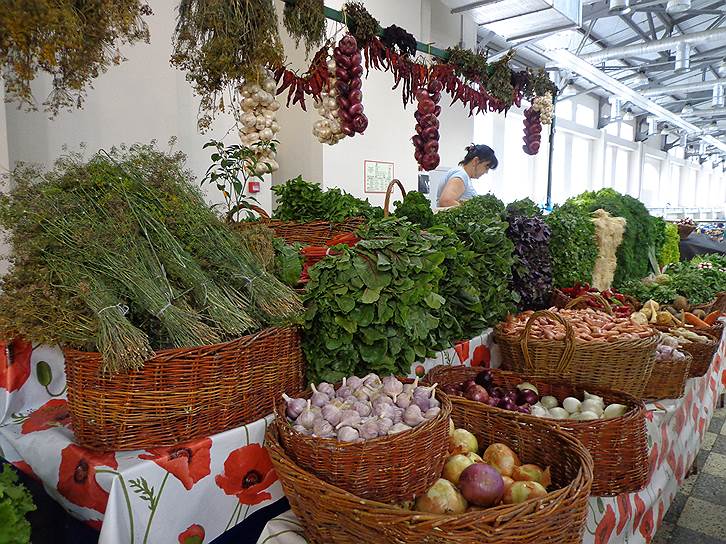 Зелень и местные овощи на Центральном рынке