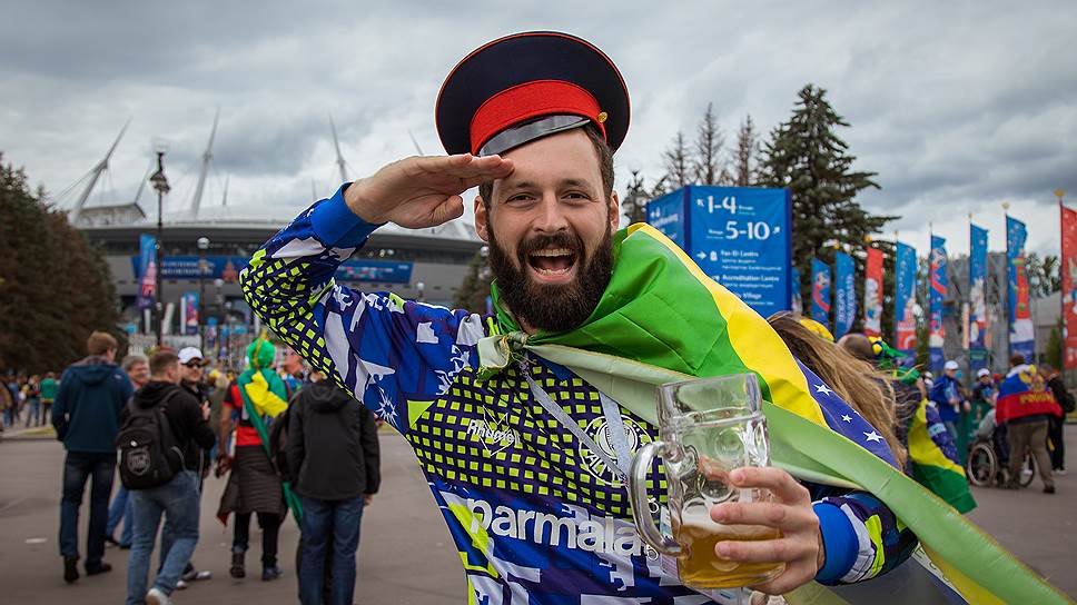 Футбольные фанаты не застали главных культурных мероприятий Петербурга, зато во время ЧМ круто повысился спрос на кокошники