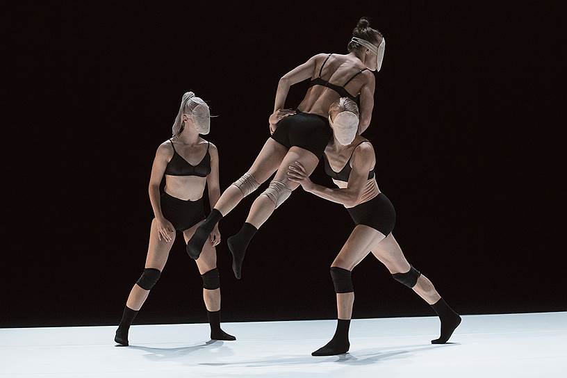 Жесткая хореография Susanna Leinonen Company исследует физические возможности женского тела