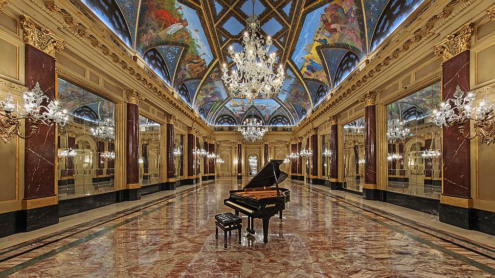 Бальный зал Ritz, открывшийся в 1894 году и названный в честь Цезаря Рица — основателя отеля, стал первым бальным залом в Риме, открытым для общественности. Отреставрированный потолок с фресками Марио Спинетти (Mario Spinetti) создает иллюзию открытого пространства