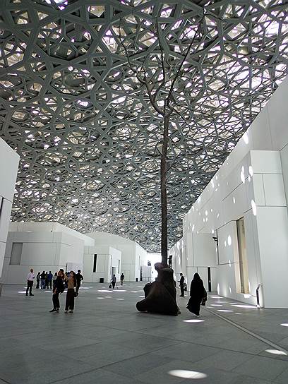 Вместо потолка — ажурный купол, в котором, по проекту Жана Нувеля, соединены 7850 звезд из стали и алюминия. Вес купола 7500 тонн