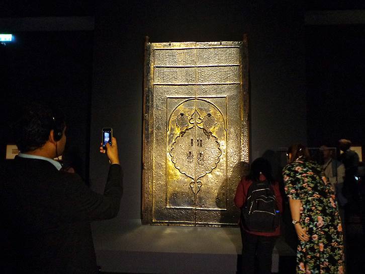 Дверь Каабы — мусульманской святыни в Мекке — на выставке «Дороги Аравии. Археологические сокровища Саудовской Аравии»