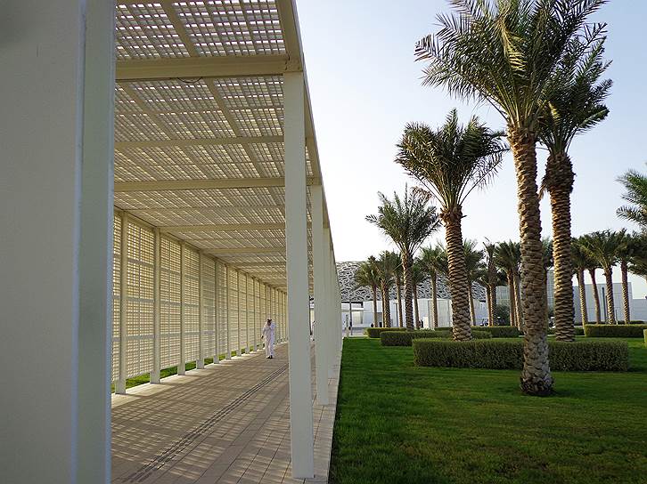 К музею ведет ажурный коридор среди пальм