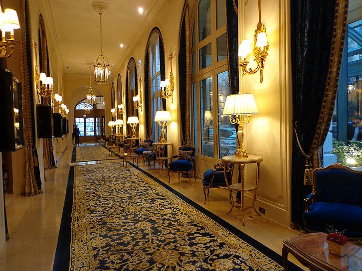 Главная галерея отеля напоминает Версаль
