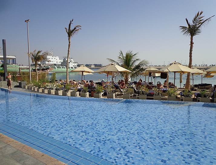 Пляж отеля с бассейном и выходом к заливу работает примерно до 18:00 — до заката