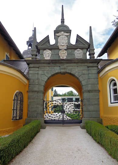 Ворота замка сделаны в 1964 году, наверху — гербы Фельдена. Замок, включая ворота, охраняется государством как исторический памятник