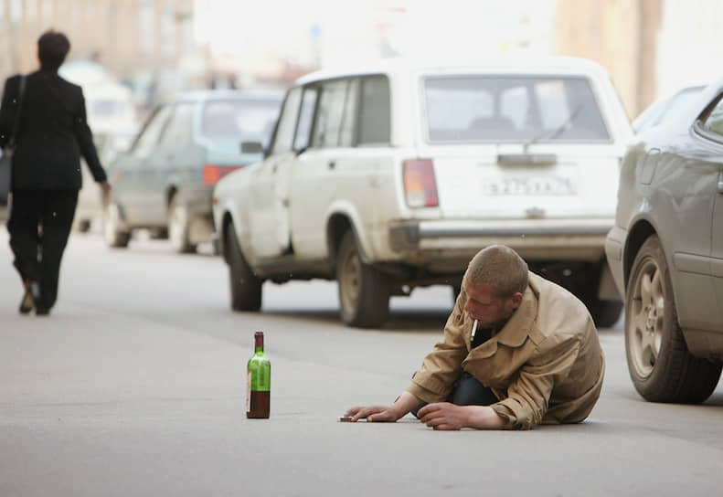 Зависимость в России воспринимается как провинность и порицается, в связи с чем адекватное лечение и психологическая помощь больным алкоголизмом массово не распространены