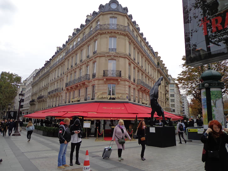 Фасад отеля Barri&amp;#232;re Le Fouquet`s. Терраса под красной «маркизой» — наружная часть знаменитого ресторана, которому в этом году исполняется 120 лет